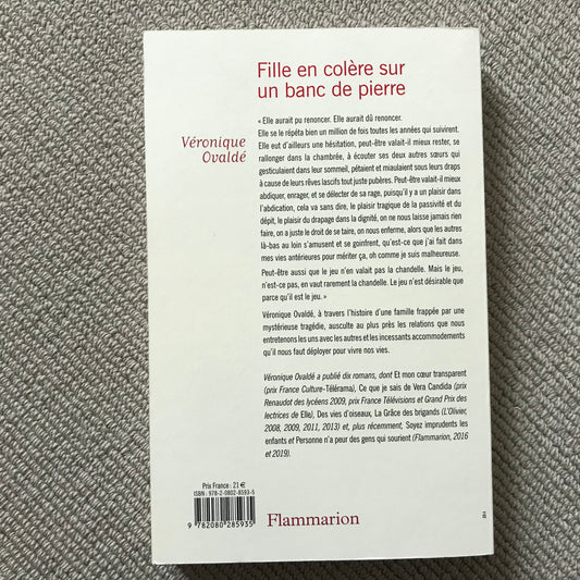 Ovaldé, Véronique - Fille en colère sur un banc de pierre