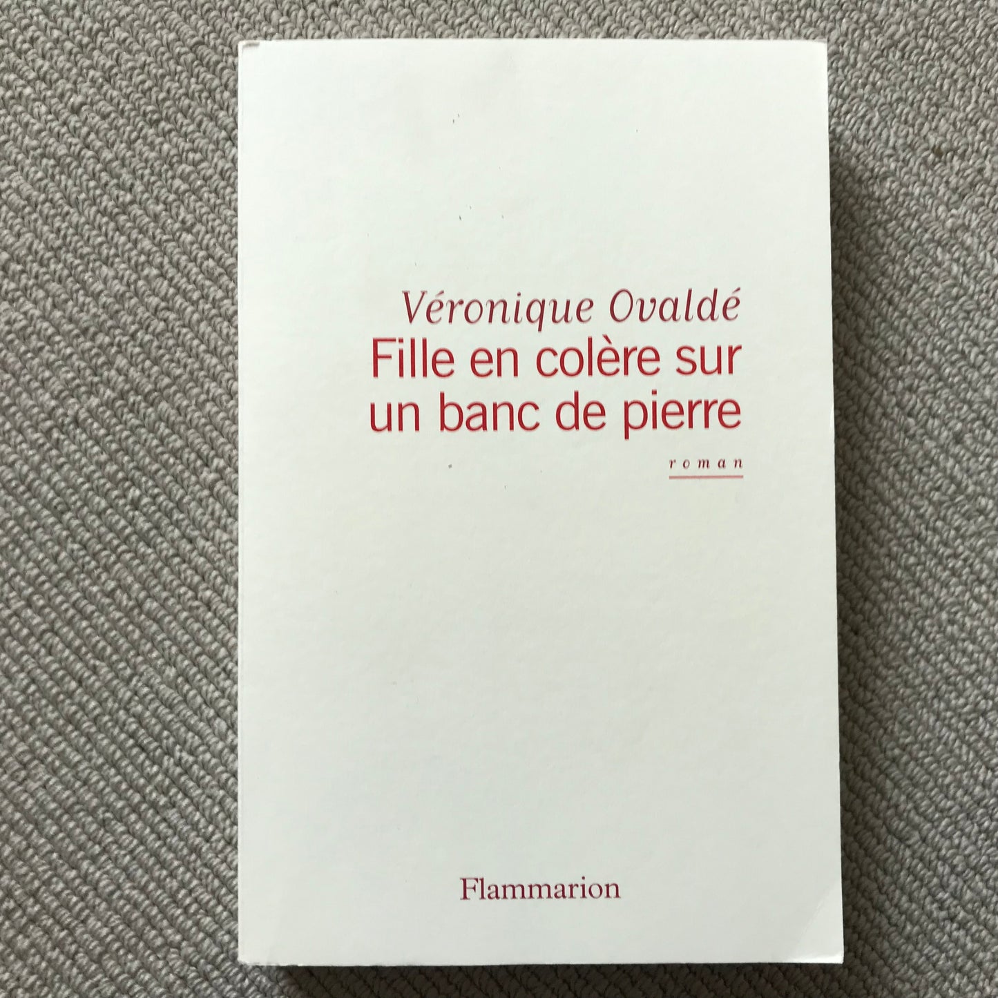 Ovaldé, Véronique - Fille en colère sur un banc de pierre