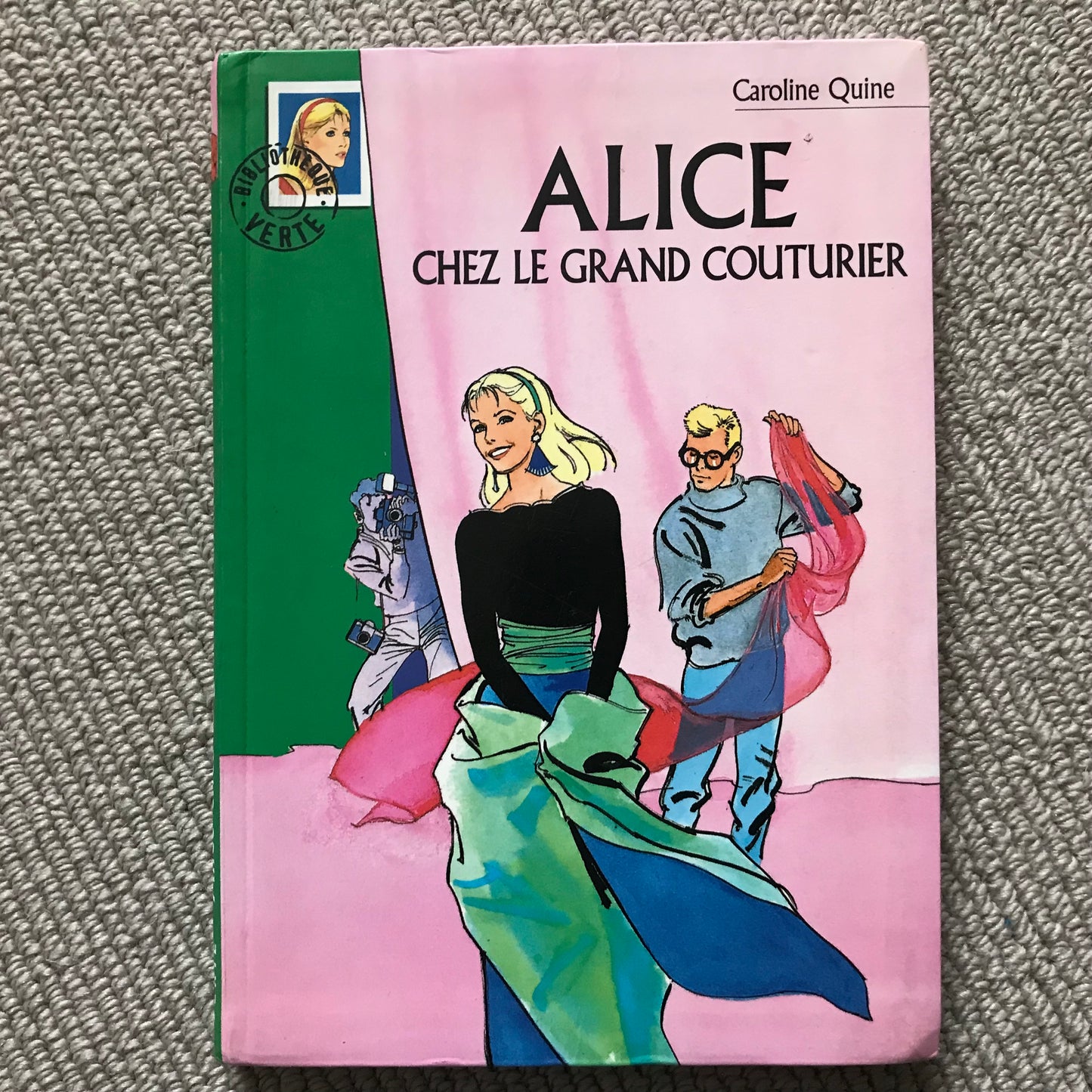 Alice: Alice chez le grand couturier - Caroline Quine
