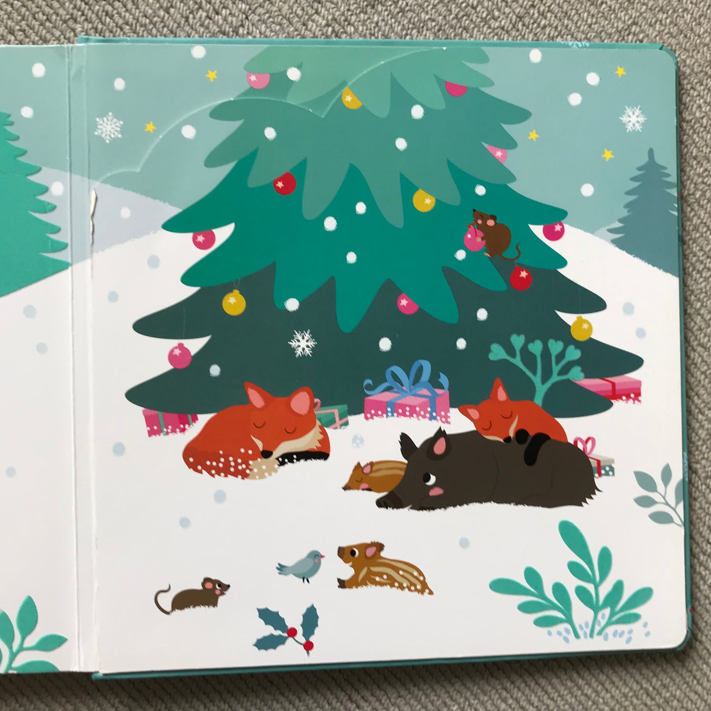 Moi, j’aime Noël (sensory book with flaps)