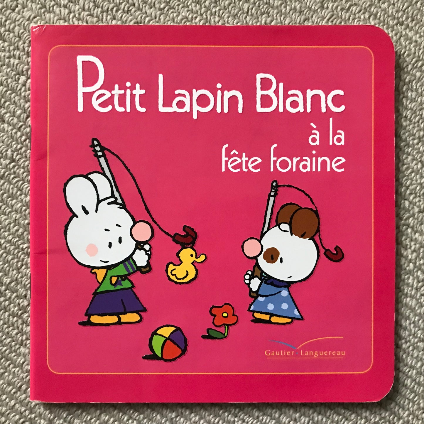 Petit Lapin Blanc à la fête foraine