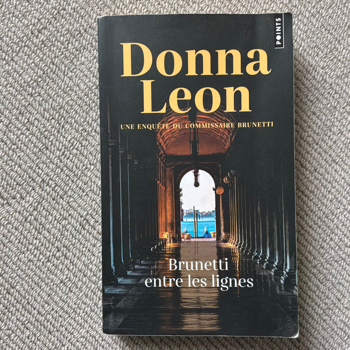 Leon, Donna - Brunetti entre les lignes