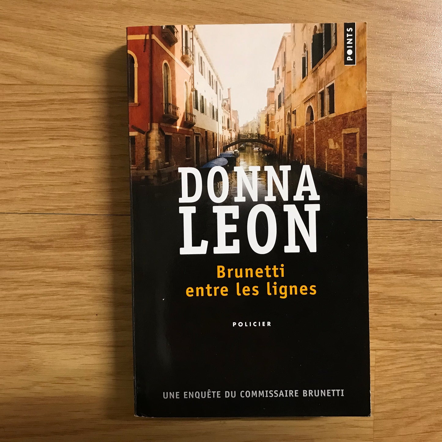 Leon, Donna - Brunetti entre les lignes